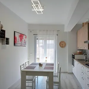 Apartamento Moderno In Centro Citta, SantʼAgata di Militello